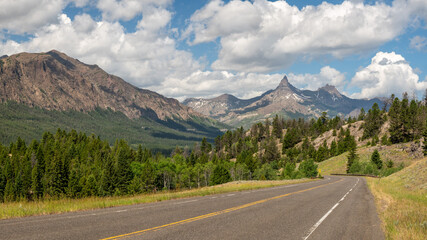 Fototapeta premium Beartooth Scenic Byway - Pilot and Index Peak in the Absaroka Range