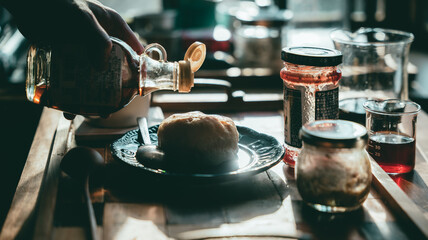 光に照らされながらパンにシロップをかける