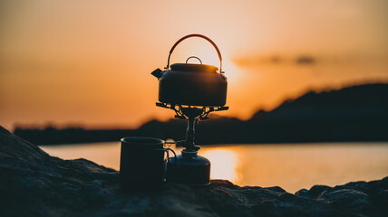 海と夕日でアウトドアコーヒーを楽しむ