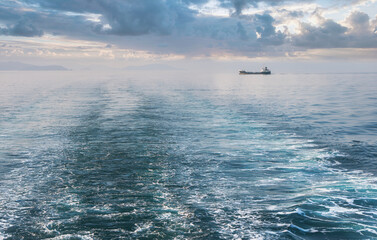 船の上から望む美しい瀬戸内海の風景
