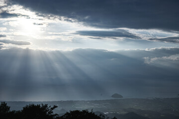 雲の切れ間から光が差し込む瀬戸内海の風景