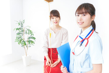 病気の治療をする女性