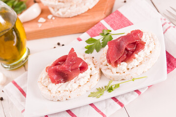 Rice cakes with milk flakes and cold beef.