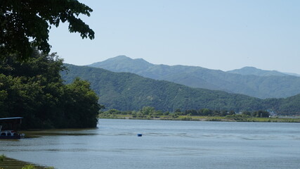 호수 뒤 흐릿한 산