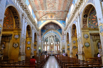 Ecuador Quito - Church of Santo Domingo - Iglesia de Santo Domingo central nave