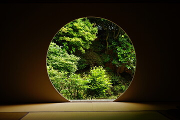 Looking at Japanese garden thru Round window in Japanese architecture - 丸窓から覗く日本庭園 - obrazy, fototapety, plakaty