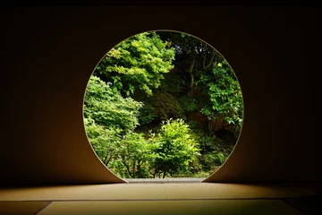 Photo sur Plexiglas Zen Looking at Japanese garden thru Round window in Japanese architecture - 丸窓から覗く日本庭園
