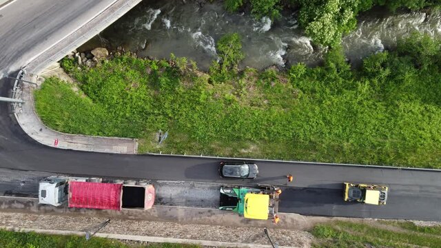 strada lavori in corso asfaltare 