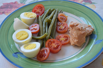  tomatoes, green beans hard-boiled eggs and tuna