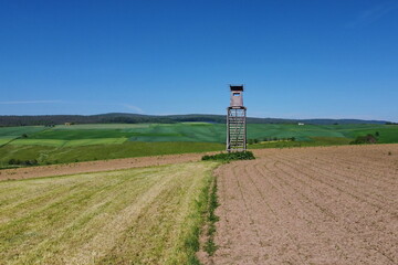 Luftaufnahme mit Drohne, Jäger-Hochsitz auf dem Feld