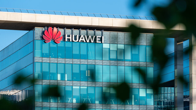 Boulogne-Billancourt, France - 6 juin 2021: Si&egrave;ge social fran&ccedil;ais de Huawei Technologies, soci&eacute;t&eacute; multinationale chinoise qui d&eacute;veloppe et vend &eacute;quipements de t&eacute;l&eacute;communications et smartphones