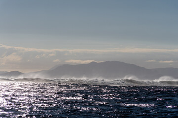 Chaine de montagne en Nouvelle Calédonie vue de l'océan pacific