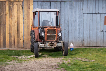 Stary traktor  - obrazy, fototapety, plakaty