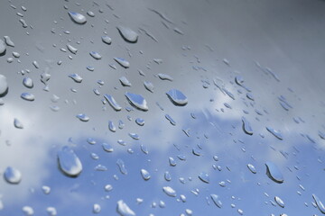 CLIMA. GOTAS DE AGUA CAYENDO DE ALGUNA NUBE QUE CUBRE EL CIELO AZUL.