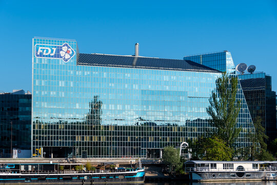 Boulogne-Billancourt, France - 6 juin 2021: Vue ext&eacute;rieure du b&acirc;timent du si&egrave;ge social de la Fran&ccedil;aise Des Jeux (FDJ), op&eacute;rateur fran&ccedil;ais des jeux de loterie nationale