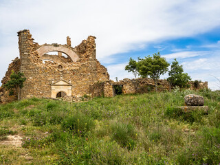 Fototapeta na wymiar Old Churchif Fet uninhabited village, Aragon, Spain
