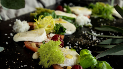 Tomaten Mozzarella variation auf einer Schieferplatte