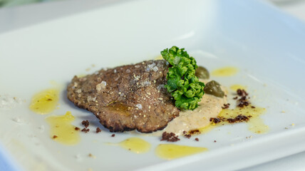 Vitello tonnato schön angerichtet mit Kapern