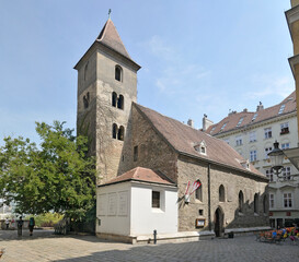 Fototapeta na wymiar Antigua iglesia de San Ruperto en el centro histórico de la ciudad de Viena, capital de Austria