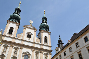 Vista de la iglesia de Maria Himmelfahrt en el centro histórico de Viena, Austria