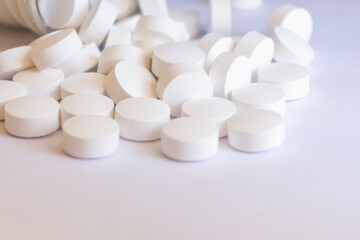 Pour white tablets from the jar coarsely defocus