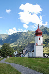 Iglesia en el pueblo de Damuls en la región de Breganzerwald de Austria