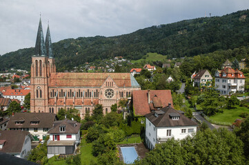 Iglesia de Herz-Jesu y zona residencial de Bregenz en la costa del lago de Constanza, Austria