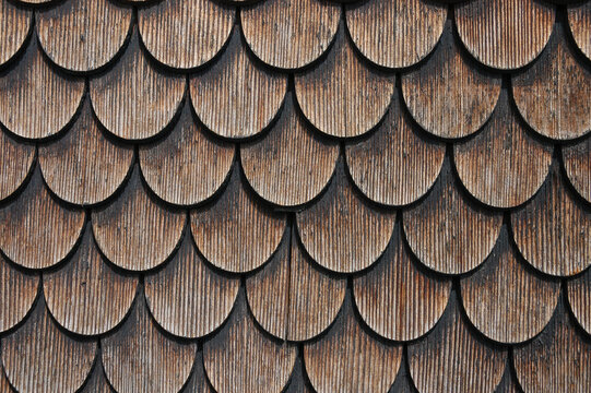 Tejas de madera en el tejado de una casa rural en la comarca de Vorarlberg, Austria