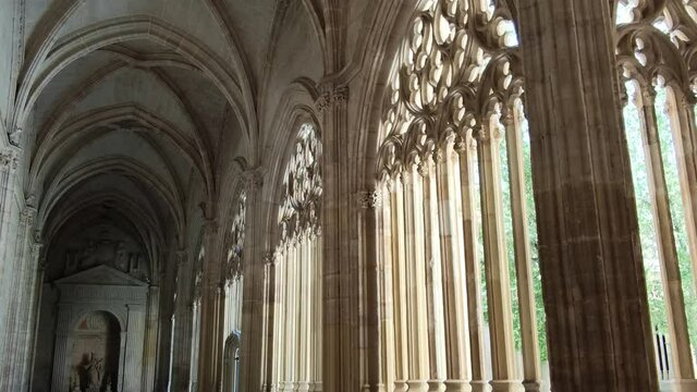 Claustro interior de la catedral g&oacute;tica de Segovia, Espa&ntilde;a