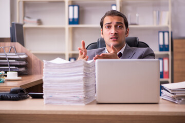 Obraz premium Young male employee extremely tired with excessive work