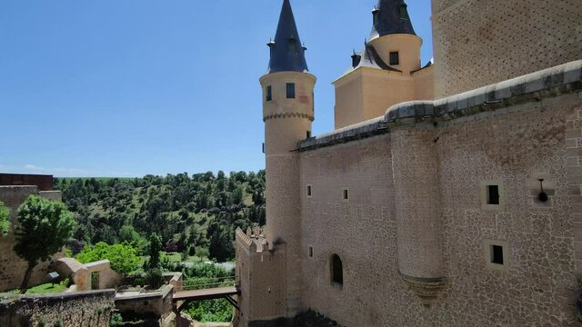 Vista del majestuoso real alc&aacute;zar de Segovia, Espa&ntilde;a