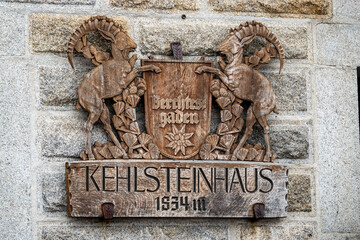 Kehlsteinhaus Logo am Haus in Holz geschnitzt