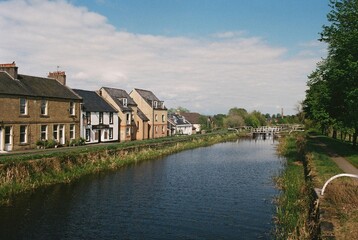 Obraz premium Canal Street and the Forth and Clyde Canal, Falkirk, Stirlingshire.