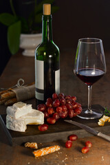 Rotwein und Käse
