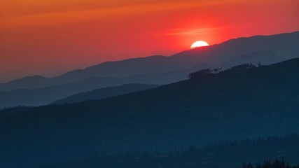 Fototapeta na wymiar Widok na wschód słońca ze schodów na Gęsią Szyję o wschodzie słońca