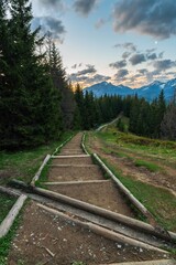 Widok na panoramę Tatr Wschodnich ze schodów na Gęsią Szyję w niebieskiej godzinie