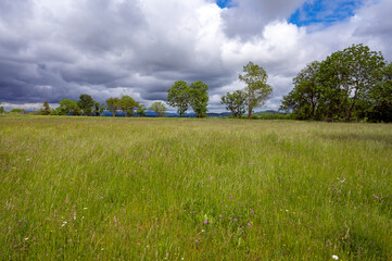 Paysage d'Auvergne en Haute-Loire en France au printemps avec un ciel menaçant