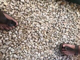 pés, chinelos, pedras brancas 