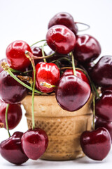 Ciliegie su cestino da gelato.