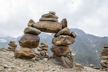 Konstruktion eines Torbogens aus großen Steinen