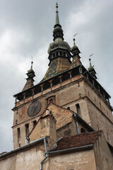 Detalle de torre de reloj en un dia nublado
