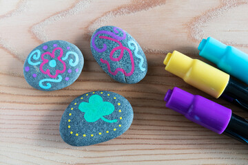 Game of painted and hidden stones