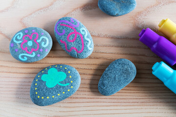 Game of painted and hidden stones