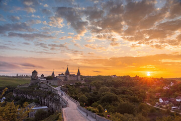 Obraz premium Kamianets-Podilskyi is a city in western Ukraine. It's known for its well-preserved Old Town and Kamianets-Podilskyi Castle, a medieval fortress featuring several original towers. 