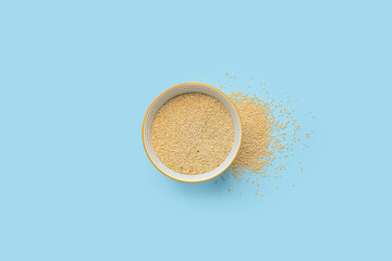 Bowl with healthy quinoa on color background