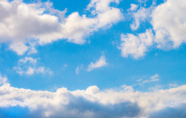 Piękne białe chmury na tle błękitnego nieba - obrazy, fototapety, plakaty