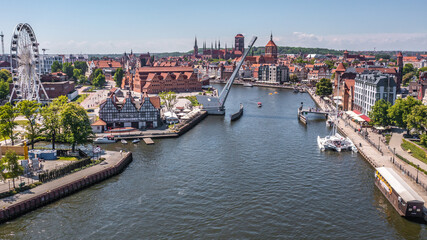 Gdańsk, widok na stare miasto, Motławę i kładkę - obrazy, fototapety, plakaty