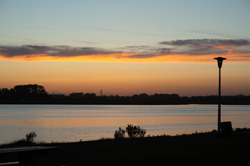 Obraz premium sunset over the lake