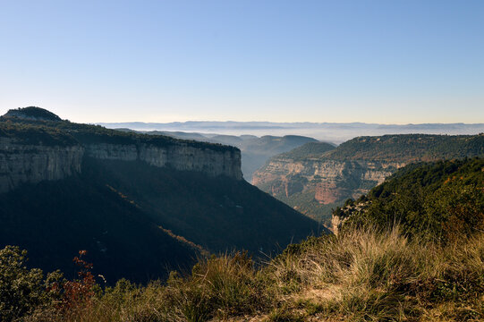 Los rojos macizos monta&ntilde;osos de Las Guillerias cuando empieza a asomar el sol de la ma&ntilde;ana desde Tavertet,  Catalu&ntilde;a, Espa&ntilde;a.