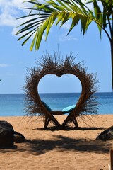 Un cœur à l'entrée de la plage en face du restaurant de la plage pour prendre des photos